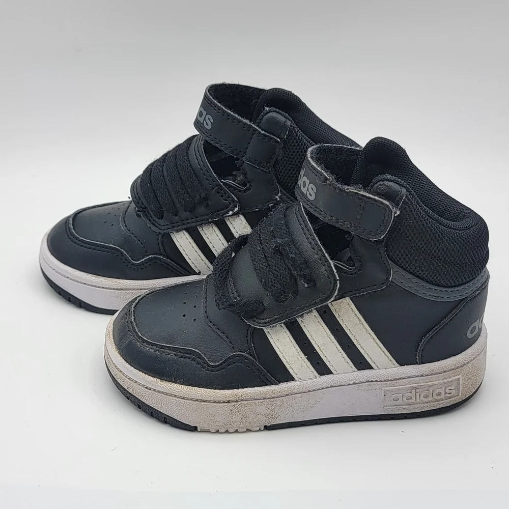 Adidas Kids Black Sneakers SIZE‎ 8